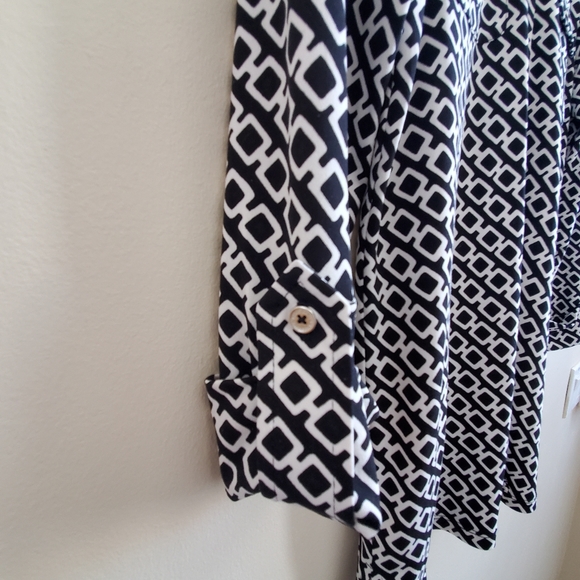 Black and White pattern Button down shirt, stretchy fabric, comfortable, Small - Picture 4 of 7